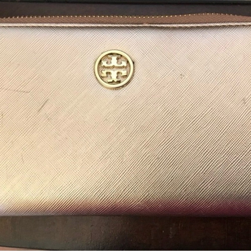 Tory Burch Robinson zip continental wallet in a metallic rose gold W/ Dust bag - Picture 1 of 11